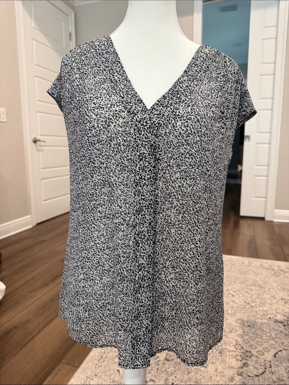 LOFT Black and White V-Neck Cap Sleeve Blouse